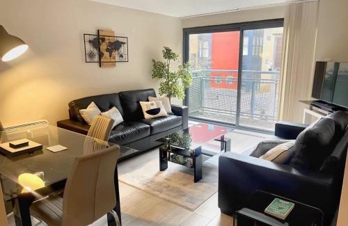 Chinatown Apartment | The Urban Retreat sleeping 6 guests with Parking & Balcony