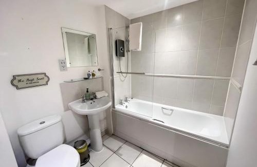 Chinatown Apartment | The Urban Retreat sleeping 6 guests with Parking & Balcony