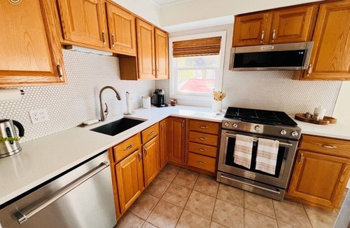 Arlington Heights House | The Vail/House/Hot Tub/Fire pit/Tesla charger/Garage