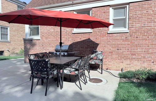Arlington Heights House | The Vail/House/Hot Tub/Fire pit/Tesla charger/Garage