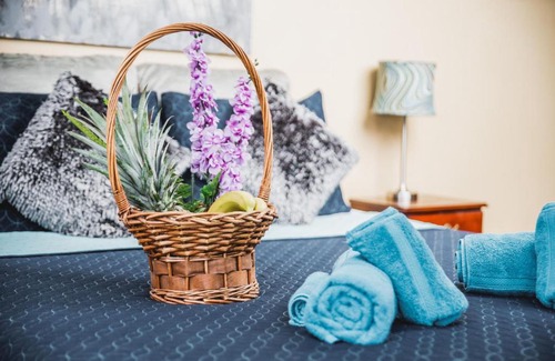 Maracas Bed & Breakfast | The Valley Oasis Inn