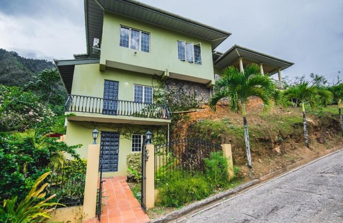 Maracas Bed & Breakfast | The Valley Oasis Inn