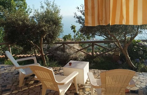 Paola Apartment | The Valley of the Cherries is a farmhouse that overlooks the sea