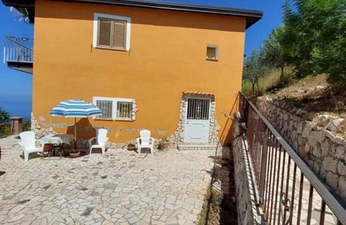 Paola Apartment | The Valley of the Cherries is a farmhouse that overlooks the sea