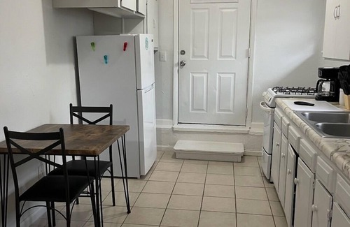 Jacksonville Apartment | The Van Zant House Haven|2 Queens|Kitchen|Nook