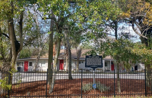 Jacksonville Apartment | The Van Zant House Haven|2 Queens|Kitchen|Nook