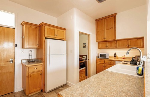Sheridan Apartment | The Vaquero: King Bed + Downtown View Charm