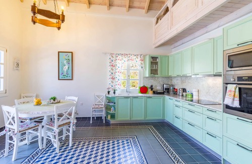 Pedi Villa | The Vegghera House - Seafront Apartment with attic