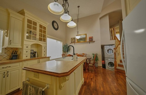 Arbour Lake Apartment | The Venetian by Grenadier Luxury Suites, Sleeps 8 Family Friendly