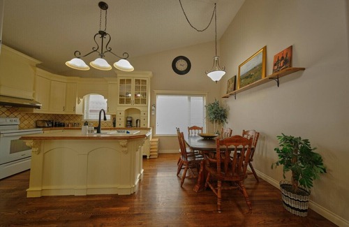 Arbour Lake Apartment | The Venetian by Grenadier Luxury Suites, Sleeps 8 Family Friendly