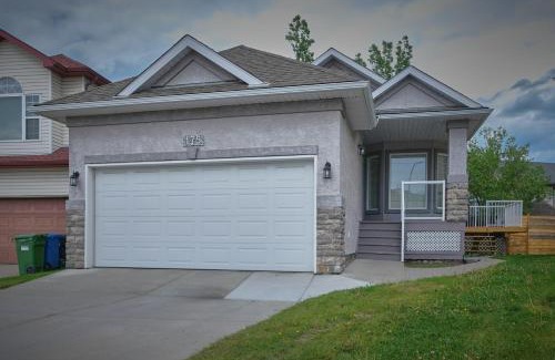 Arbour Lake Apartment | The Venetian Sleeps 8 Cozy Classic Taste of Italy