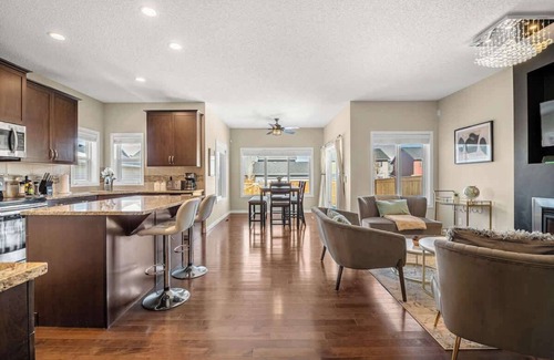 Southeast Calgary House | The Venti - 3BD 2BA Yard Garage & Upper Suite
