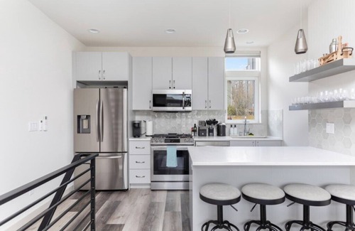 Fremont House | The Venture Cityscape by HomeSliceStays