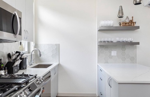 Fremont House | The Venture Cityscape by HomeSliceStays