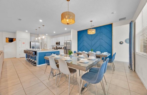 Kissimmee House | The Venue Mansion 15 Bedrooms 16BR Lakefront, Pool/Jacuzzi, Theater Near Disney