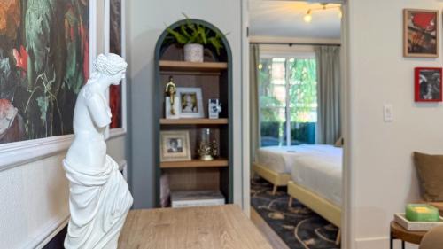 Beverly Hills Apartment | The Venus Beverly Hills Designer Chic Haven