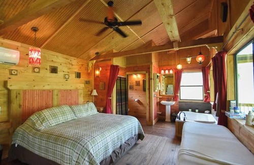 Brenham Cabin | The Veranda is a Secluded Romantic Cabin at Scenic Hill Retreat with Whirlpool Tub