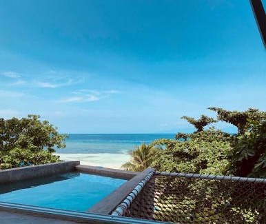 Lambug Villa | The Verge Cebu Beachfront Exclusive King Bed Pool Villa - 12 Minutes to Kawasan Falls Canyoneering
