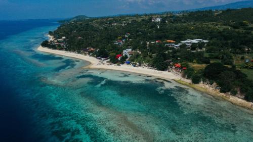 Lambug Villa | The Verge Cebu Beachfront Exclusive King Bed Pool Villa - 12 Minutes to Kawasan Falls Canyoneering
