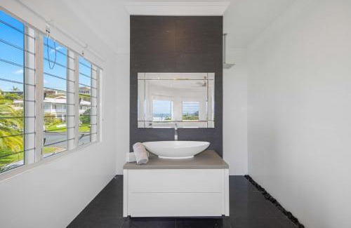 Lake Cathie House | The Vibe Beach House - direct beach access, spa