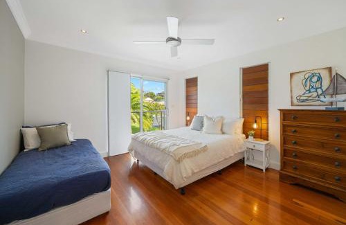Lake Cathie House | The Vibe Beach House - direct beach access, spa