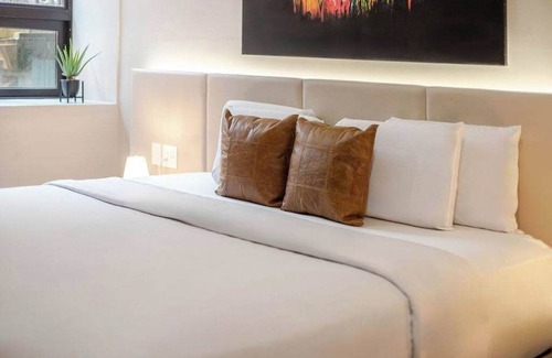 Gay Village Hotel | The Vibe King – MTL Village Stay