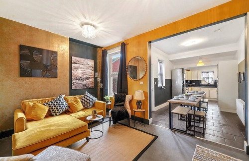 Canterbury House | The Vibrant Shamrock Canterbury Retreat | Hot Tub | Groups | Stylish & Spacious