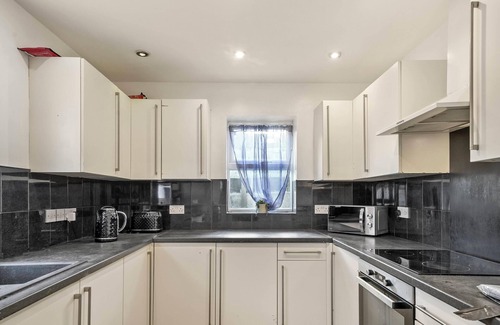 Canterbury House | The Vibrant Shamrock Canterbury Retreat | Hot Tub | Groups | Stylish & Spacious