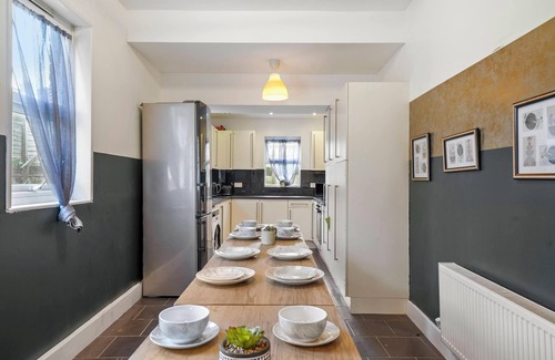 Canterbury House | The Vibrant Shamrock Canterbury Retreat | Hot Tub | Groups | Stylish & Spacious