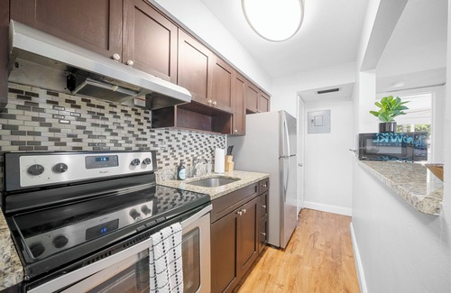 Central Oakland Park Apartment | The Victor Apartments by Lowk