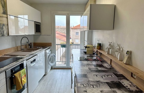 Convention Apartment | The Victor Hugo de la Robine faces the Canal and is just a stone's throw from Les Halles.