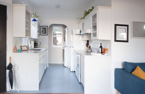 Portland Cottage | The Victorian Cottage with Mountain & River views!