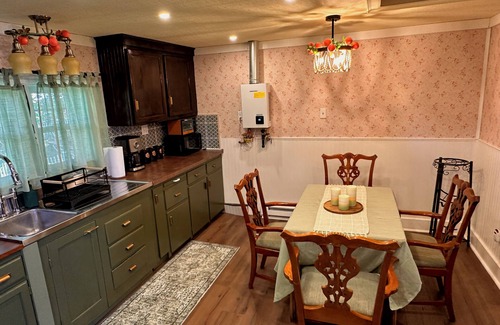 Martins Creek Cottage | The Victorian Peach - Charming, historic Carriage House in Martins Creek, PA