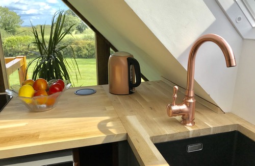 Nantwich Apartment | THE VIEW, CHESHIRE COUNTRYSIDE STUDIO WITH TUB BATH & HOT TUB, NEAR NANTWICH