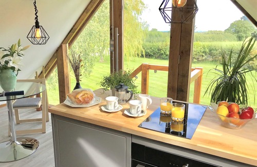 Nantwich Apartment | THE VIEW, CHESHIRE COUNTRYSIDE STUDIO WITH TUB BATH & HOT TUB, NEAR NANTWICH
