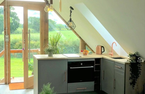 Nantwich Apartment | THE VIEW, CHESHIRE COUNTRYSIDE STUDIO WITH TUB BATH & HOT TUB, NEAR NANTWICH
