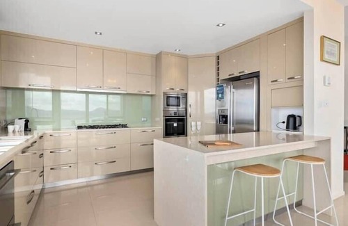 Sandy Bay House | "The View" Luxury home 5 bed/3 bath 3km to Casino.