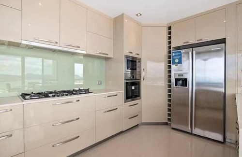 Sandy Bay House | "The View" Luxury home 5 bed/3 bath 3km to Casino.