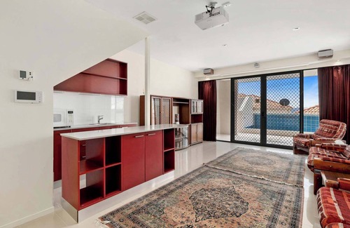 Sandy Bay House | "The View" Luxury home 5 bed/3 bath 3km to Casino.