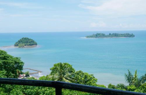 Sigunturmuda House | The view padang, Amazing view, 8 mins Mentawai fast ferry, cold beer,close to restaurants