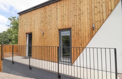 Hartshill Apartment | The View - Private Car Park with CCTV - Fast WiFi - Contractor Friendly - Nature & Wildlife Retreat for Business Stays or Relaxing Couples Getaways