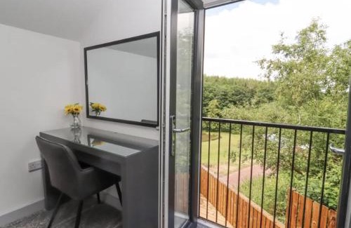 Hartshill Apartment | The View - Private Car Park with CCTV - Fast WiFi - Contractor Friendly - Nature & Wildlife Retreat for Business Stays or Relaxing Couples Getaways