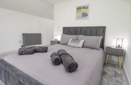 Hartshill Apartment | The View - Private Car Park with CCTV - Fast WiFi - Contractor Friendly - Nature & Wildlife Retreat for Business Stays or Relaxing Couples Getaways