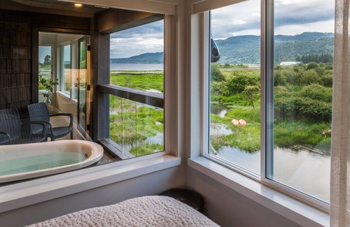 Regional District of Nanaimo Apartment | The View Suite at Inn The Estuary