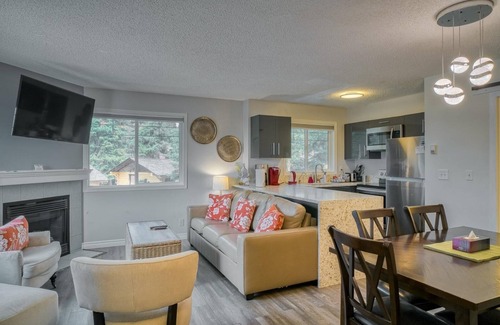 Harvie Heights House | The View Tub- hot tub, free parking, view, king bed, AC, 2BR, sleeps 6