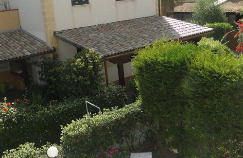 Contrada Pistavecchia 2 Villa | The villa is surrounded by greenery with kitchen and outdoor area with lawn