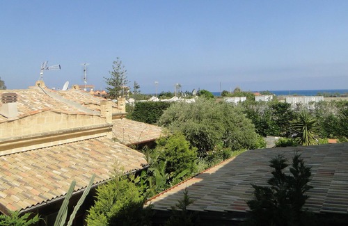 Contrada Pistavecchia 2 Villa | The villa is surrounded by greenery with kitchen and outdoor area with lawn