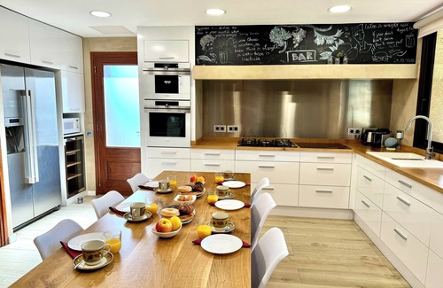 Cerdanyola del Valles Ski Chalet | The Village - Chalet con Todo el Ocio Possible