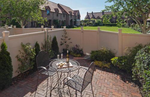 Stoke Apartment | The Village Green Apartment