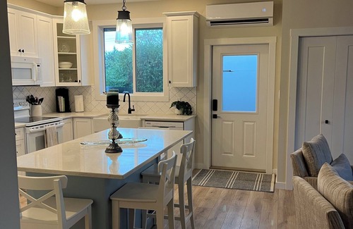 Regional District of Nanaimo Apartment | The Village Nest with A/C & WIFI